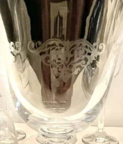 Lot de 11 anciens verres à eau en cristal gravé – Jambe facettée –