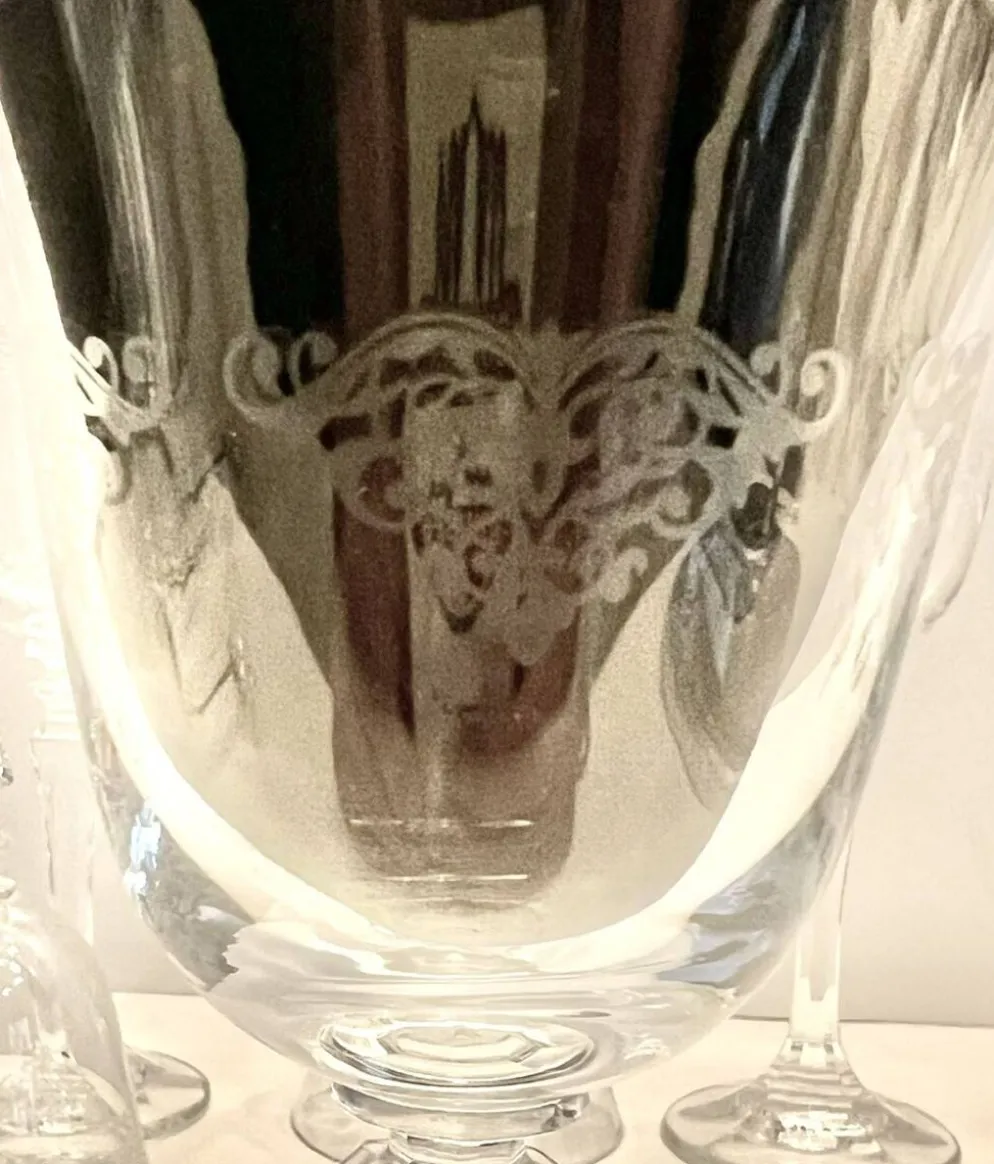Lot de 11 anciens verres à eau en cristal gravé – Jambe facettée –