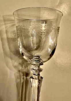 Lot de 11 anciens verres à eau en cristal gravé – Jambe facettée –