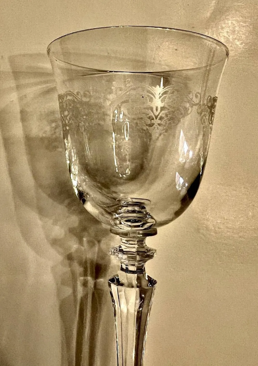 Lot de 11 anciens verres à eau en cristal gravé – Jambe facettée –
