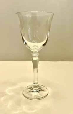 Lot de 11 anciens verres à eau en cristal gravé – Jambe facettée –