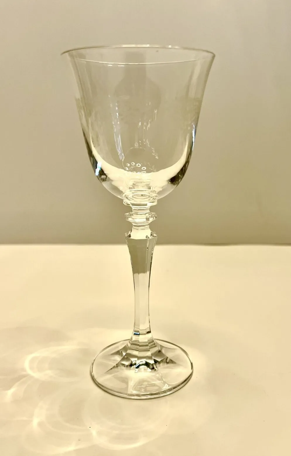 Lot de 11 anciens verres à eau en cristal gravé – Jambe facettée –