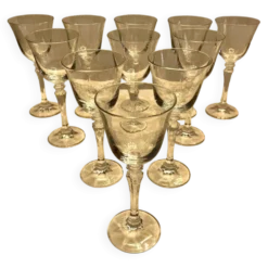 Lot de 11 anciens verres à eau en cristal gravé – Jambe facettée –