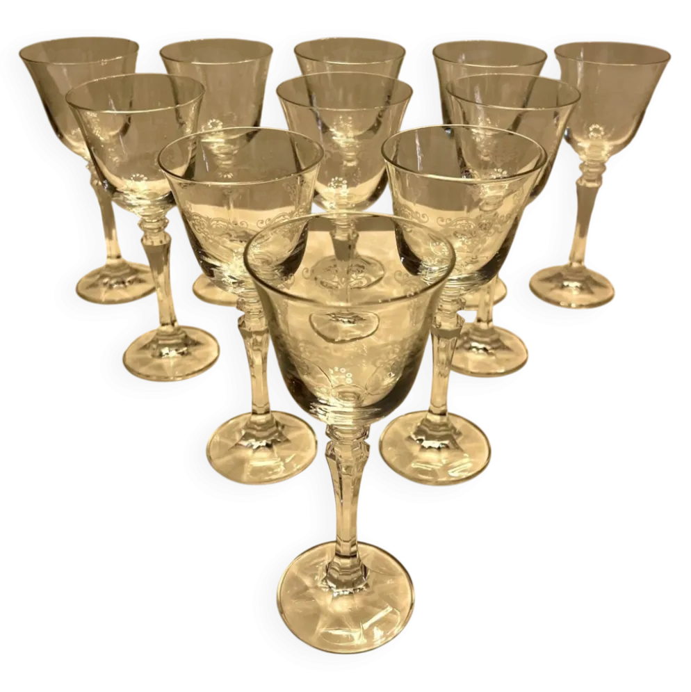 Lot de 11 anciens verres à eau en cristal gravé – Jambe facettée –