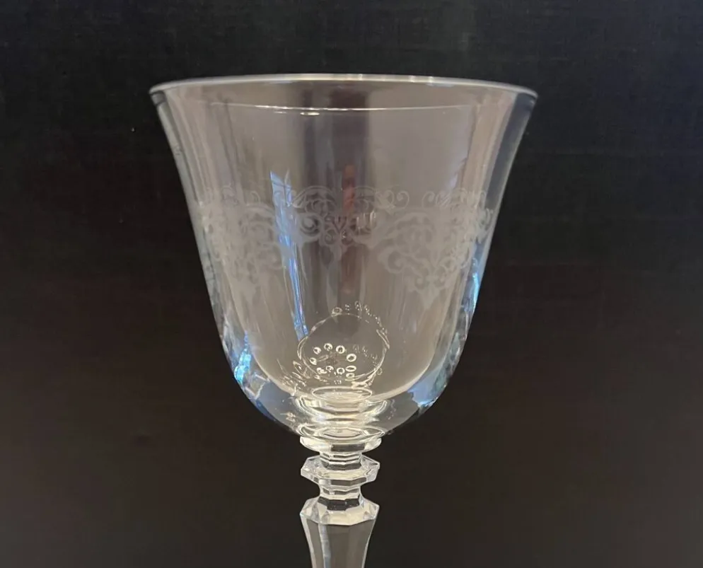 Lot de 11 anciens verres à eau en cristal gravé – Jambe facettée –