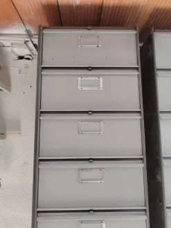 Lot de 2 armoires/étagères en fer industriel (vintage)
