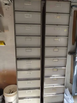 Lot de 2 armoires/étagères en fer industriel (vintage)