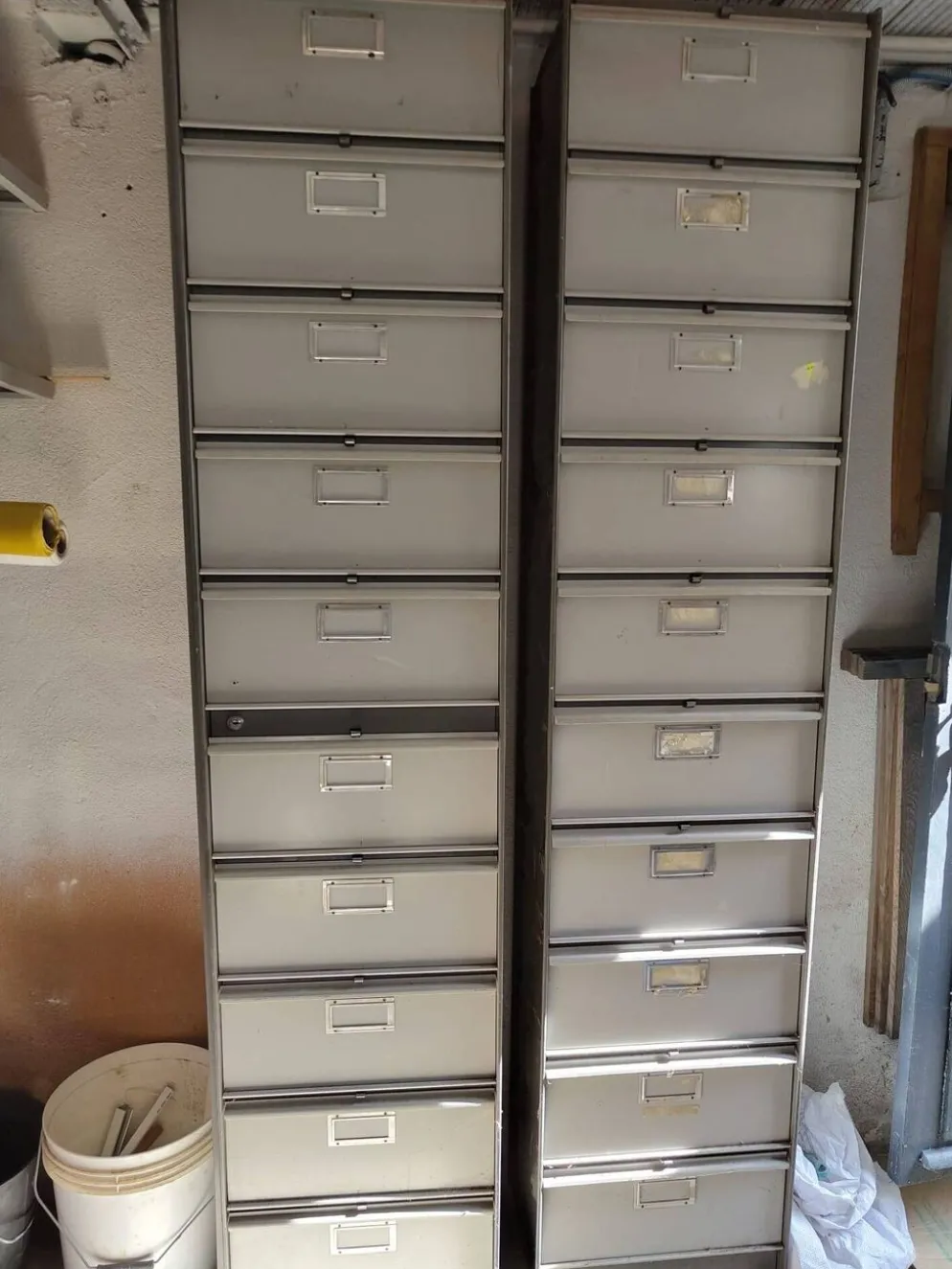 Lot de 2 armoires/étagères en fer industriel (vintage)