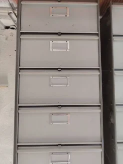Lot de 2 armoires/étagères en fer industriel (vintage)