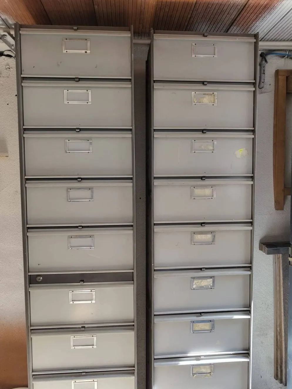 Lot de 2 armoires/étagères en fer industriel (vintage)