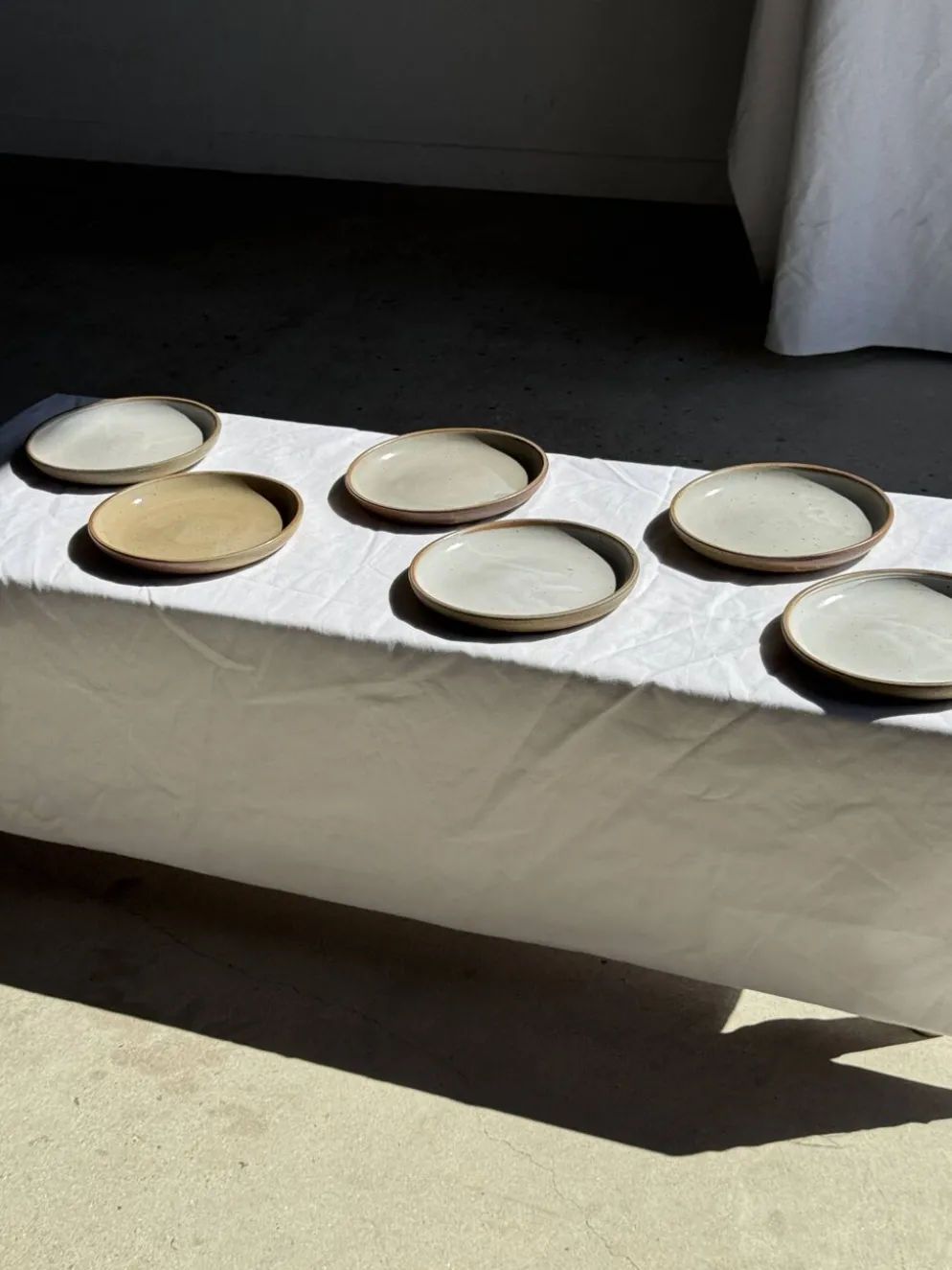 Lot de 6 assiettes artisanales en grès émaillé beige et brun D20 H3