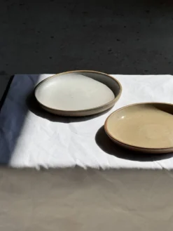 Lot de 6 assiettes artisanales en grès émaillé beige et brun D20 H3