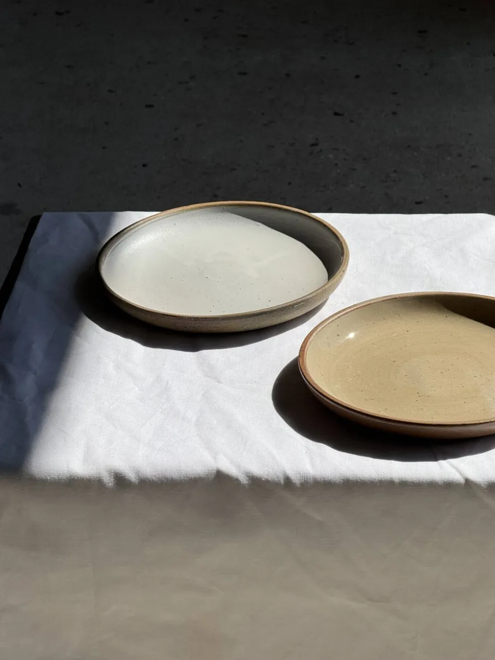 Lot de 6 assiettes artisanales en grès émaillé beige et brun D20 H3