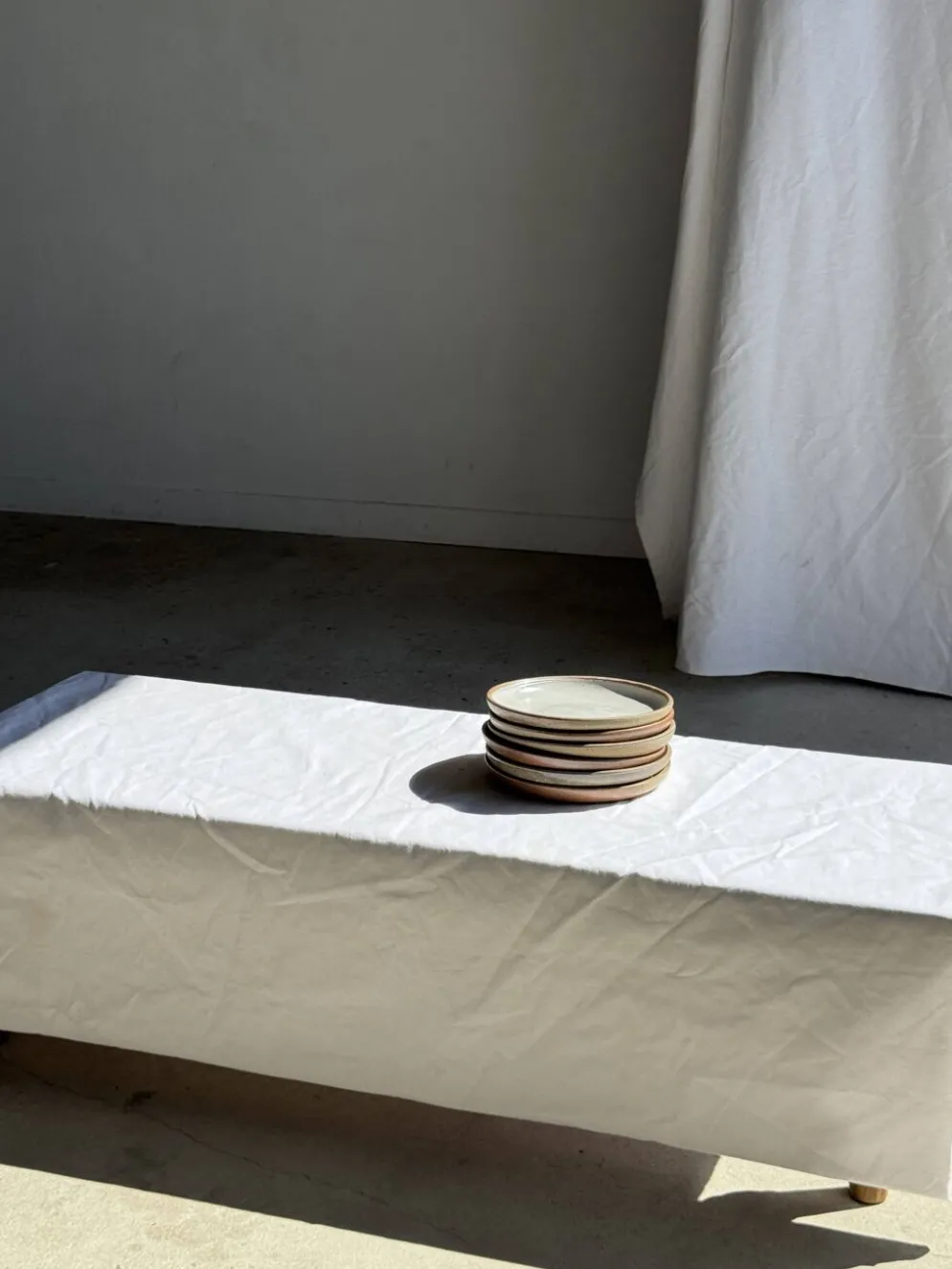 Lot de 6 assiettes artisanales en grès émaillé beige et brun D20 H3