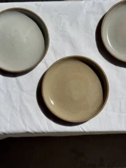 Lot de 6 assiettes artisanales en grès émaillé beige et brun D20 H3