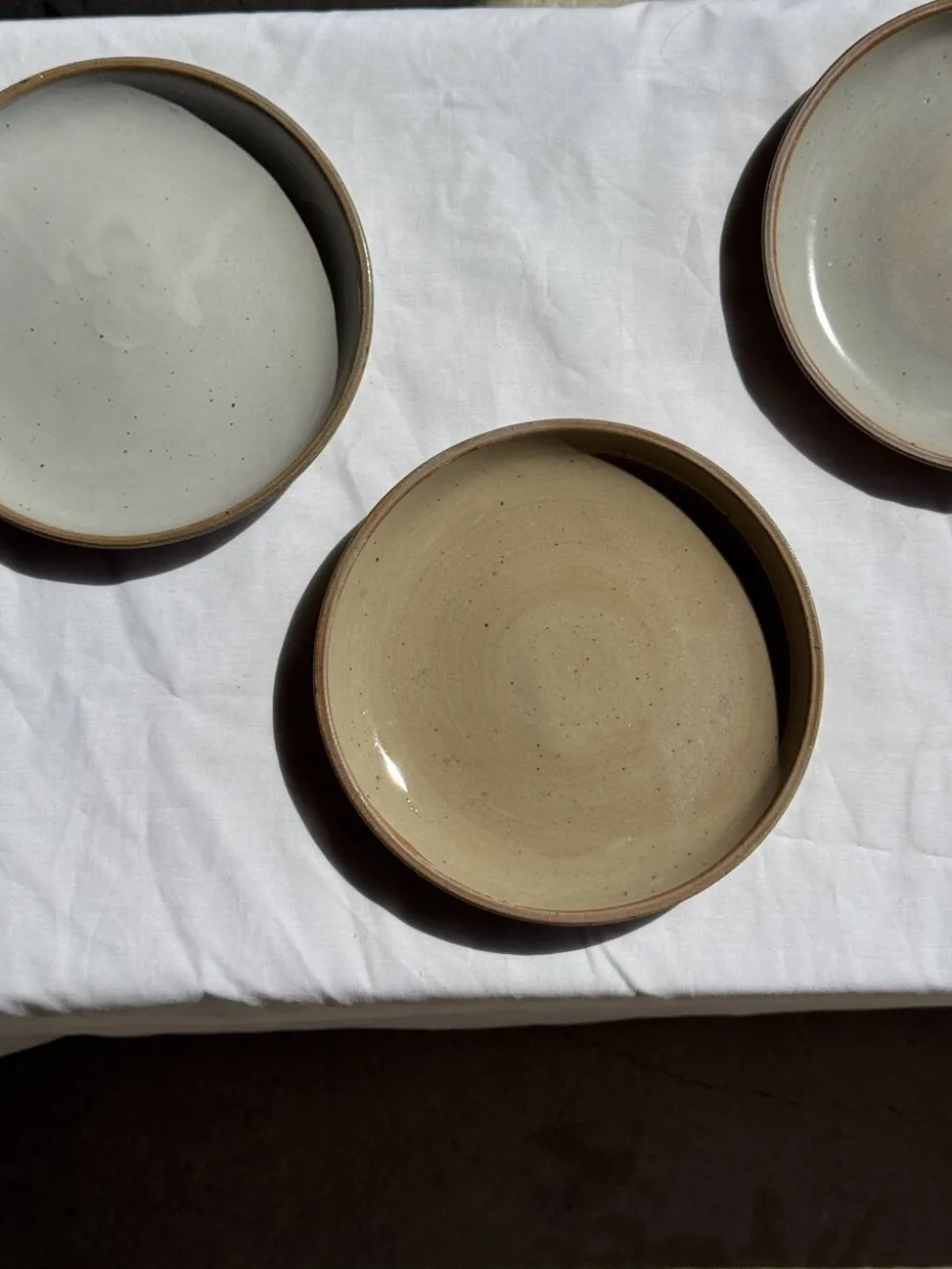 Lot de 6 assiettes artisanales en grès émaillé beige et brun D20 H3