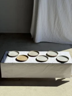 Lot de 6 assiettes artisanales en grès émaillé beige et brun D20 H3