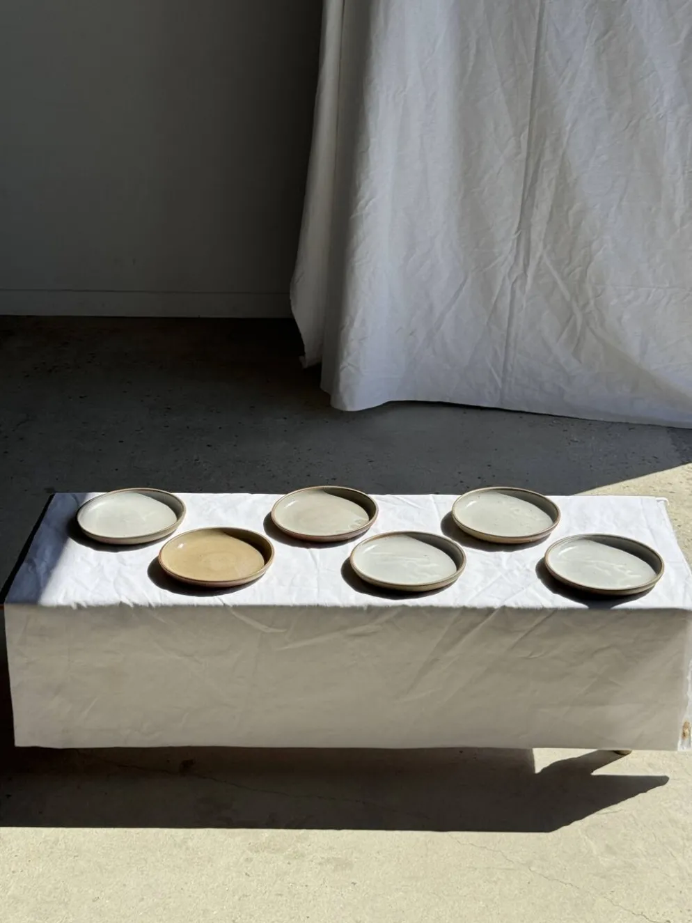 Lot de 6 assiettes artisanales en grès émaillé beige et brun D20 H3