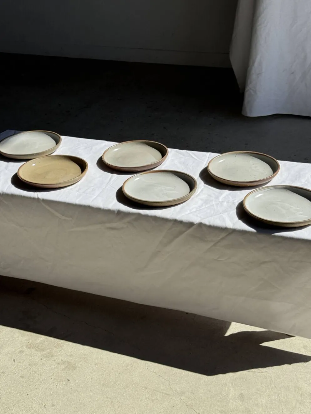 Lot de 6 assiettes artisanales en grès émaillé beige et brun D20 H3