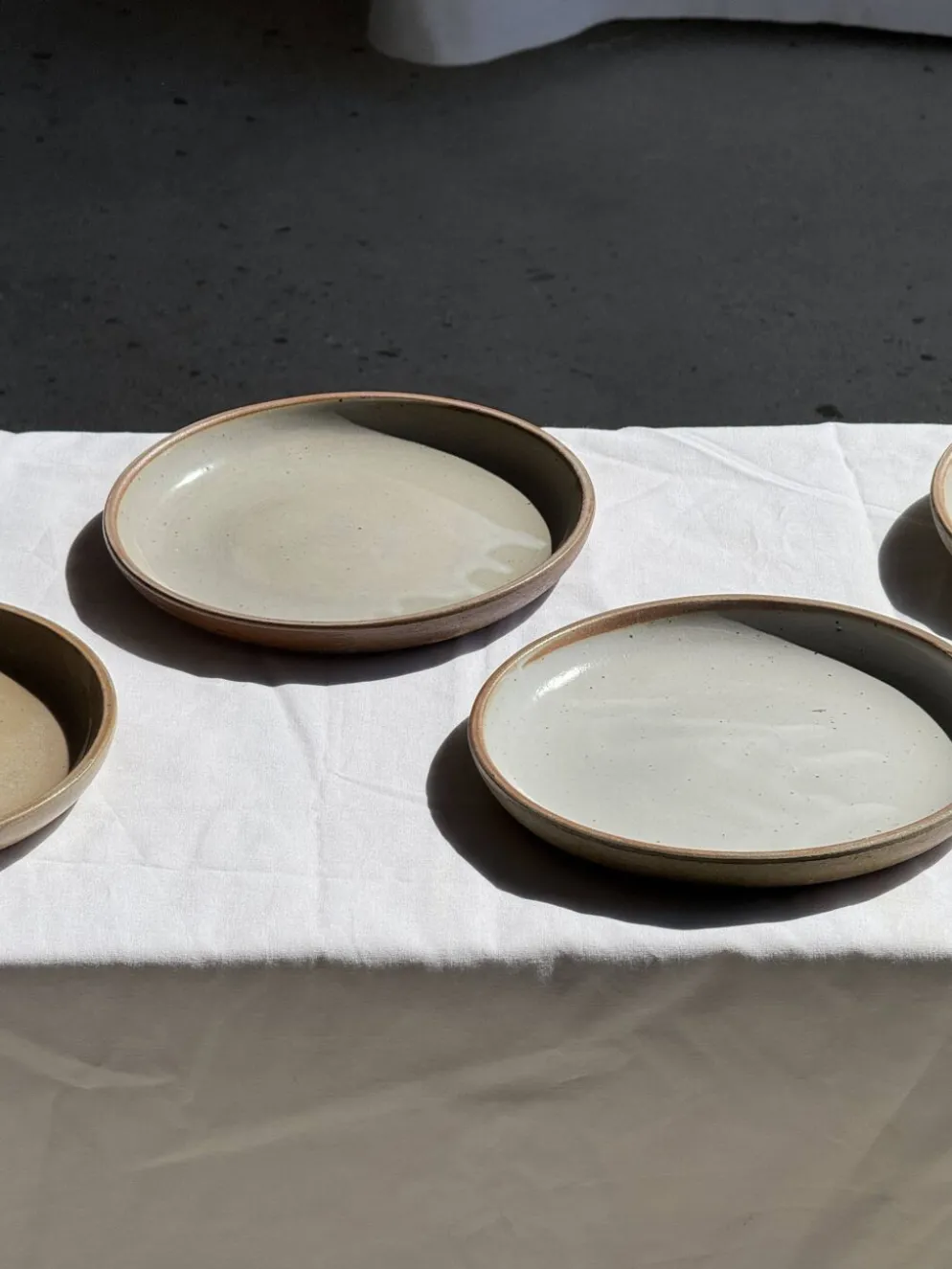 Lot de 6 assiettes artisanales en grès émaillé beige et brun D20 H3