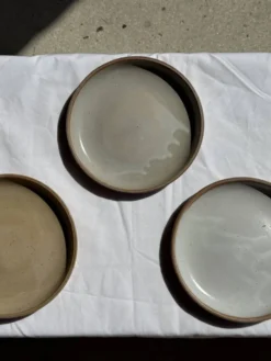 Lot de 6 assiettes artisanales en grès émaillé beige et brun D20 H3