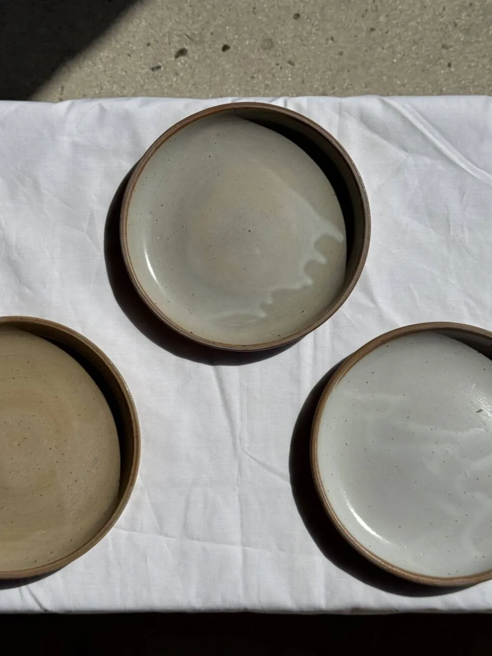 Lot de 6 assiettes artisanales en grès émaillé beige et brun D20 H3