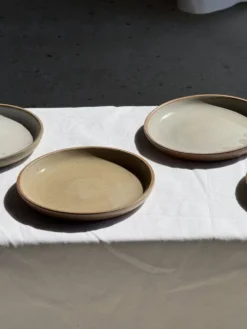 Lot de 6 assiettes artisanales en grès émaillé beige et brun D20 H3