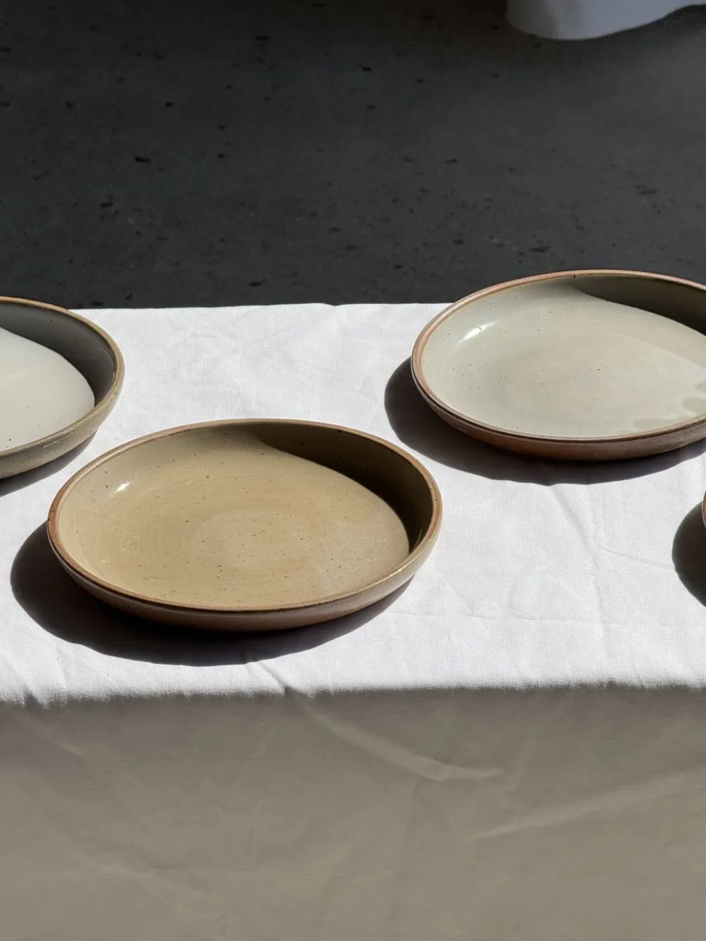 Lot de 6 assiettes artisanales en grès émaillé beige et brun D20 H3