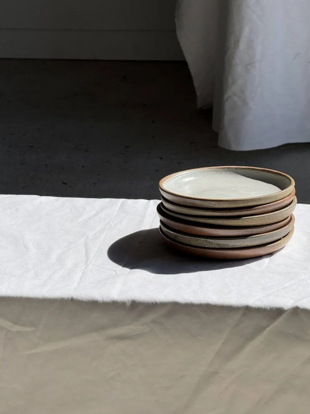 Lot de 6 assiettes artisanales en grès émaillé beige et brun D20 H3