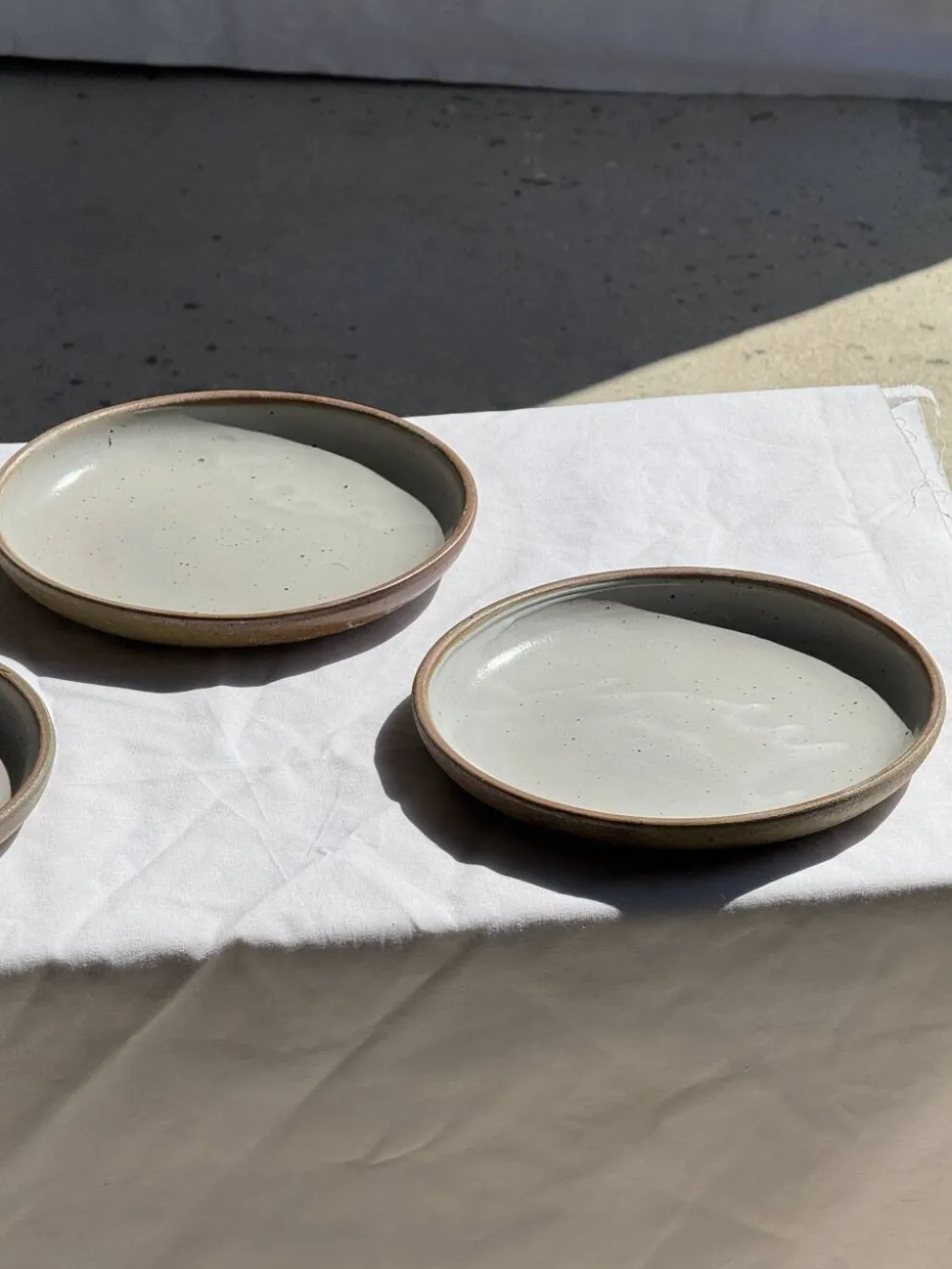 Lot de 6 assiettes artisanales en grès émaillé beige et brun D20 H3