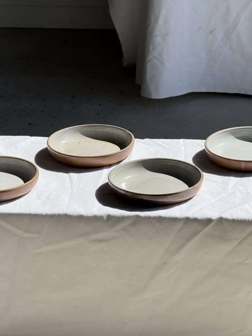 Lot de 6 assiettes creuses artisanales en céramique émaillée beige D19,5 H4
