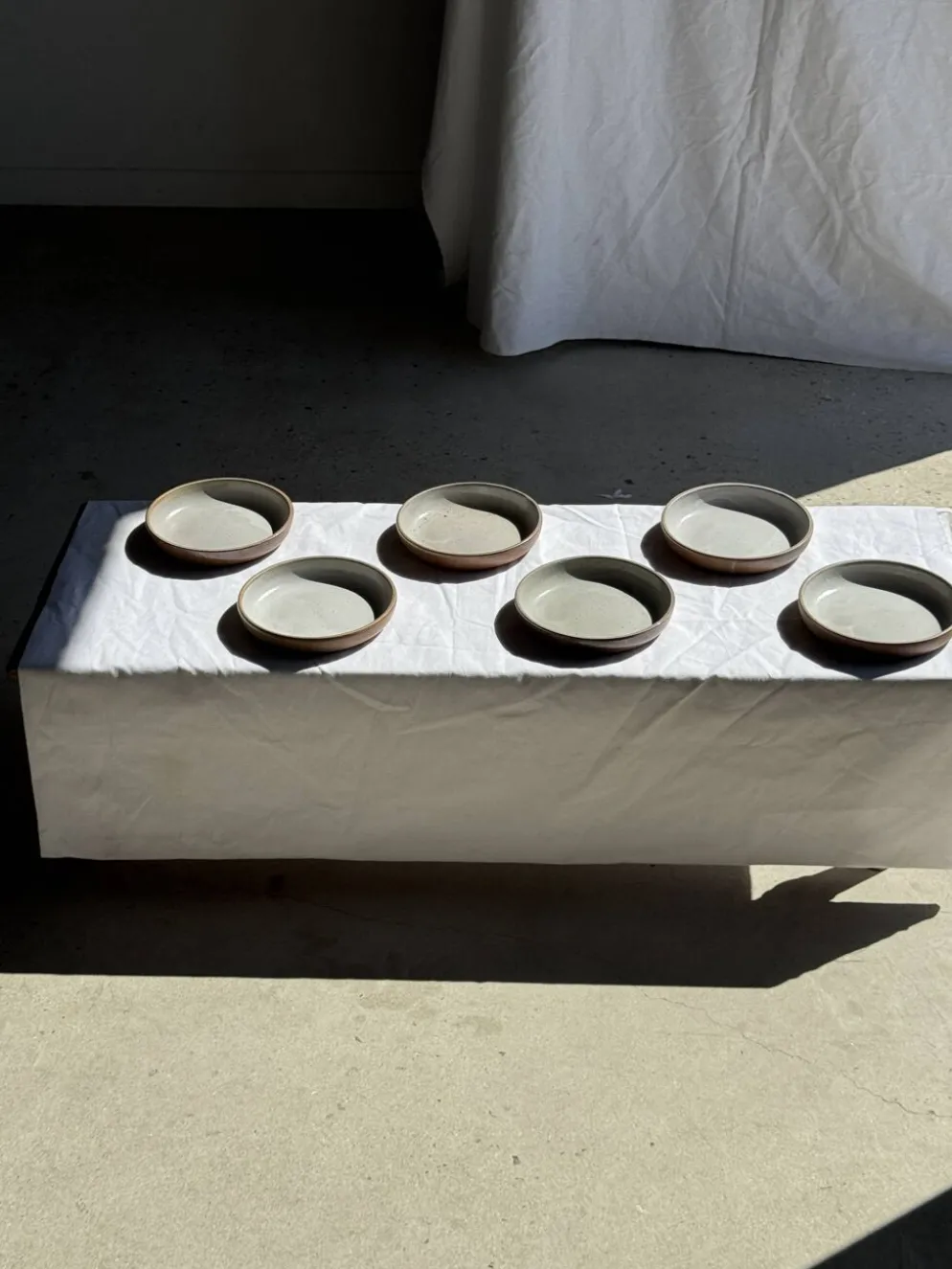Lot de 6 assiettes creuses artisanales en céramique émaillée beige D19,5 H4