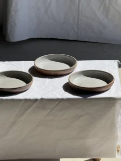 Lot de 6 assiettes creuses artisanales en céramique émaillée beige D19,5 H4