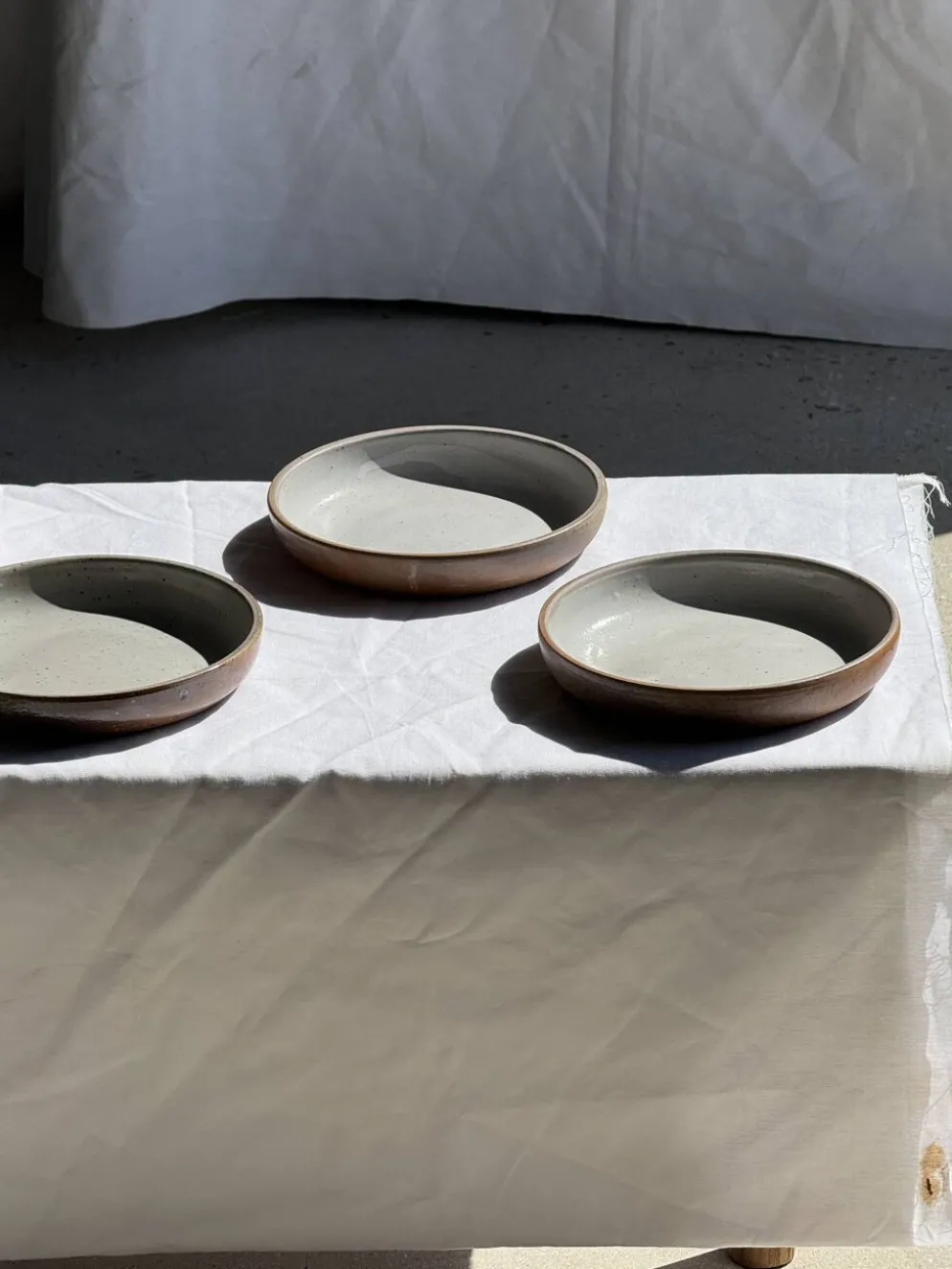 Lot de 6 assiettes creuses artisanales en céramique émaillée beige D19,5 H4