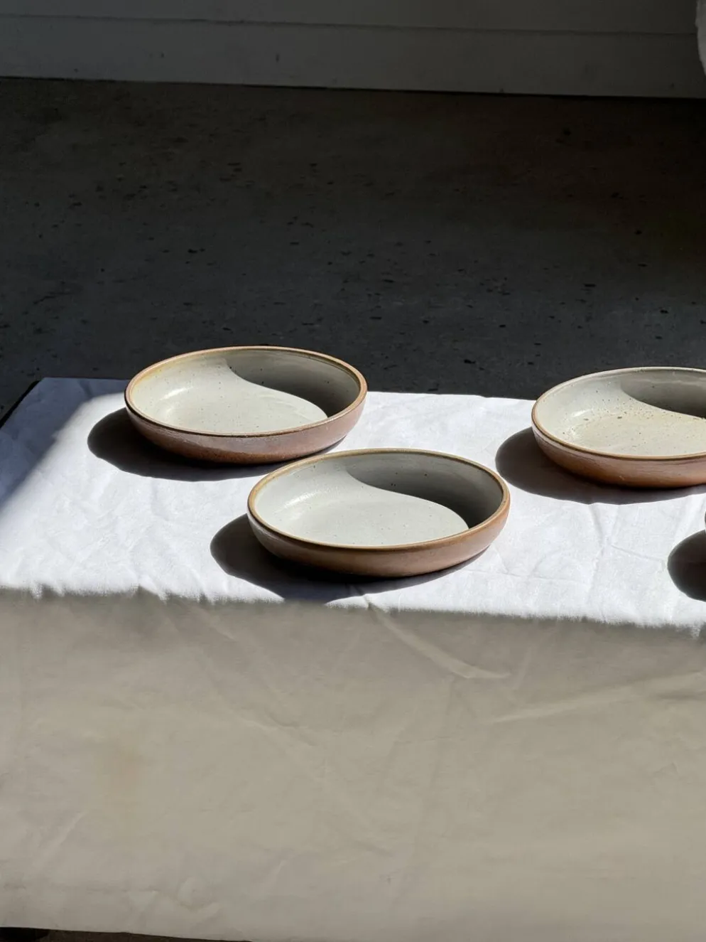 Lot de 6 assiettes creuses artisanales en céramique émaillée beige D19,5 H4