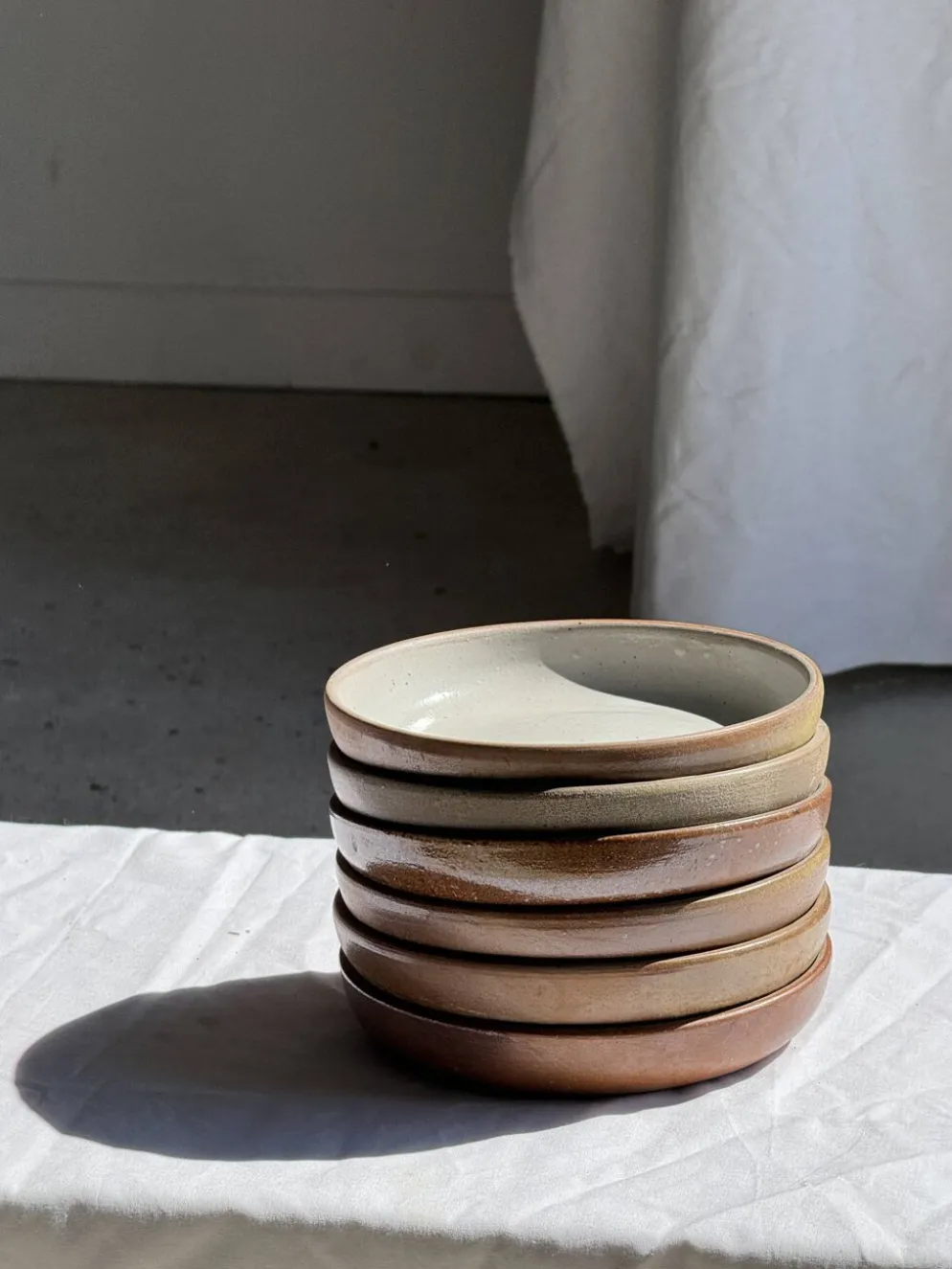 Lot de 6 assiettes creuses artisanales en céramique émaillée beige D19,5 H4