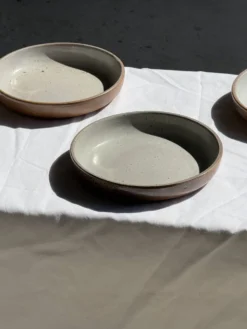 Lot de 6 assiettes creuses artisanales en céramique émaillée beige D19,5 H4