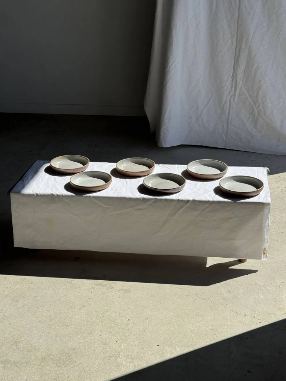 Lot de 6 assiettes creuses artisanales en céramique émaillée beige D19,5 H4