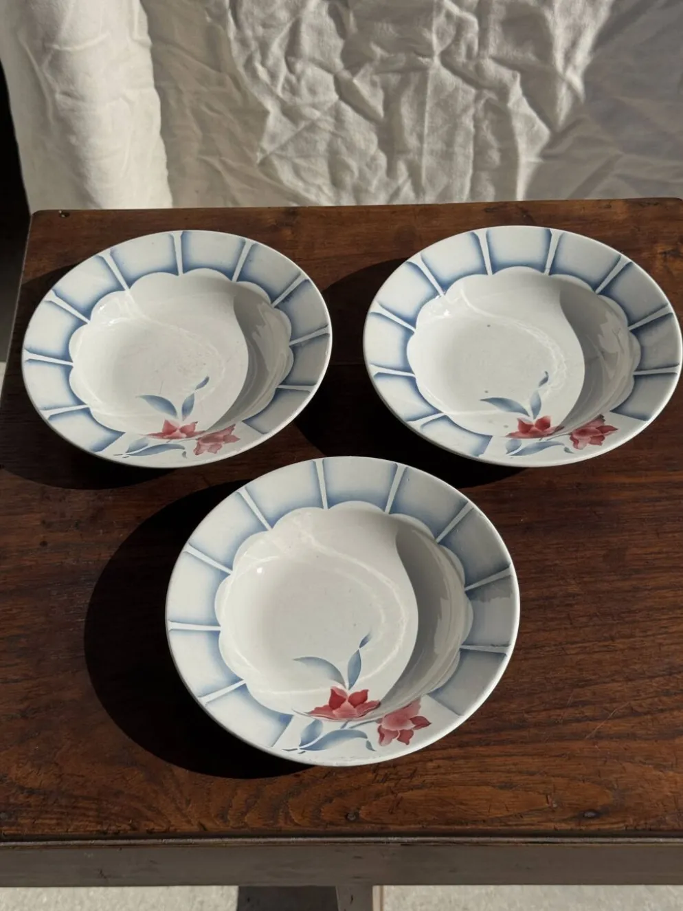 Lot de 3 assiettes creuses Digoin Sarreguemines bleues et fleurs roses D23