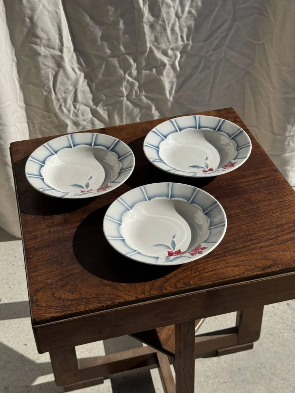 Lot de 3 assiettes creuses Digoin Sarreguemines bleues et fleurs roses D23