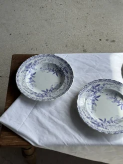 Lot de 5 assiettes creuses en faïence à décor floral couleur lavande H4 D23