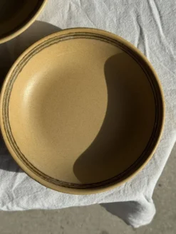 Lot de 2 assiettes creuses en grès liseré brun et marron D21,5