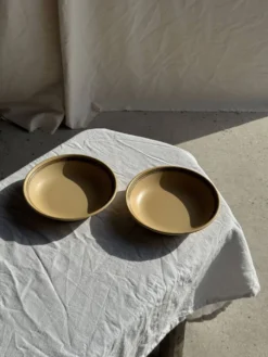Lot de 2 assiettes creuses en grès liseré brun et marron D21,5