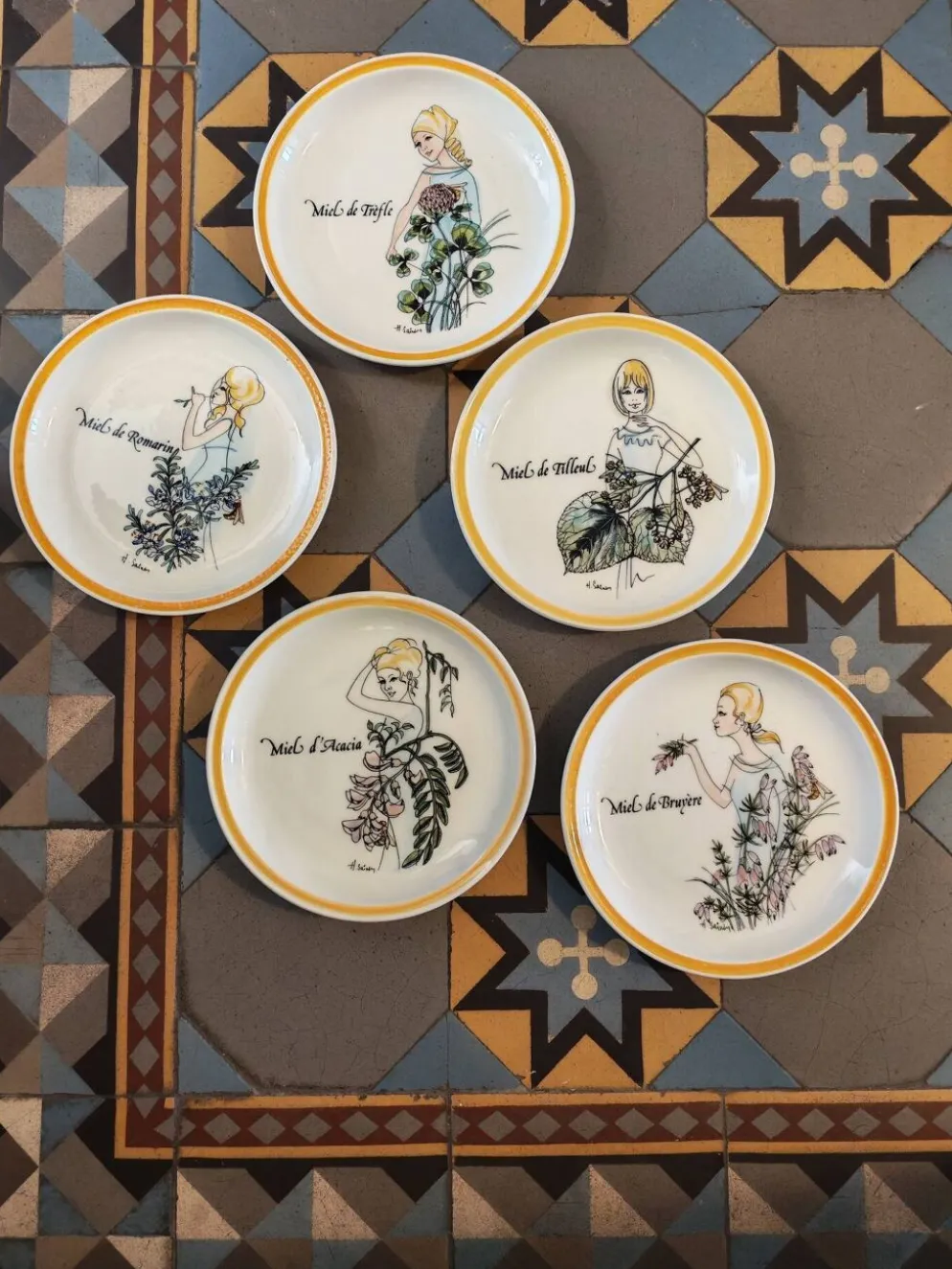 Lot de 5 assiettes décoratives Gien par Hughette Sainson