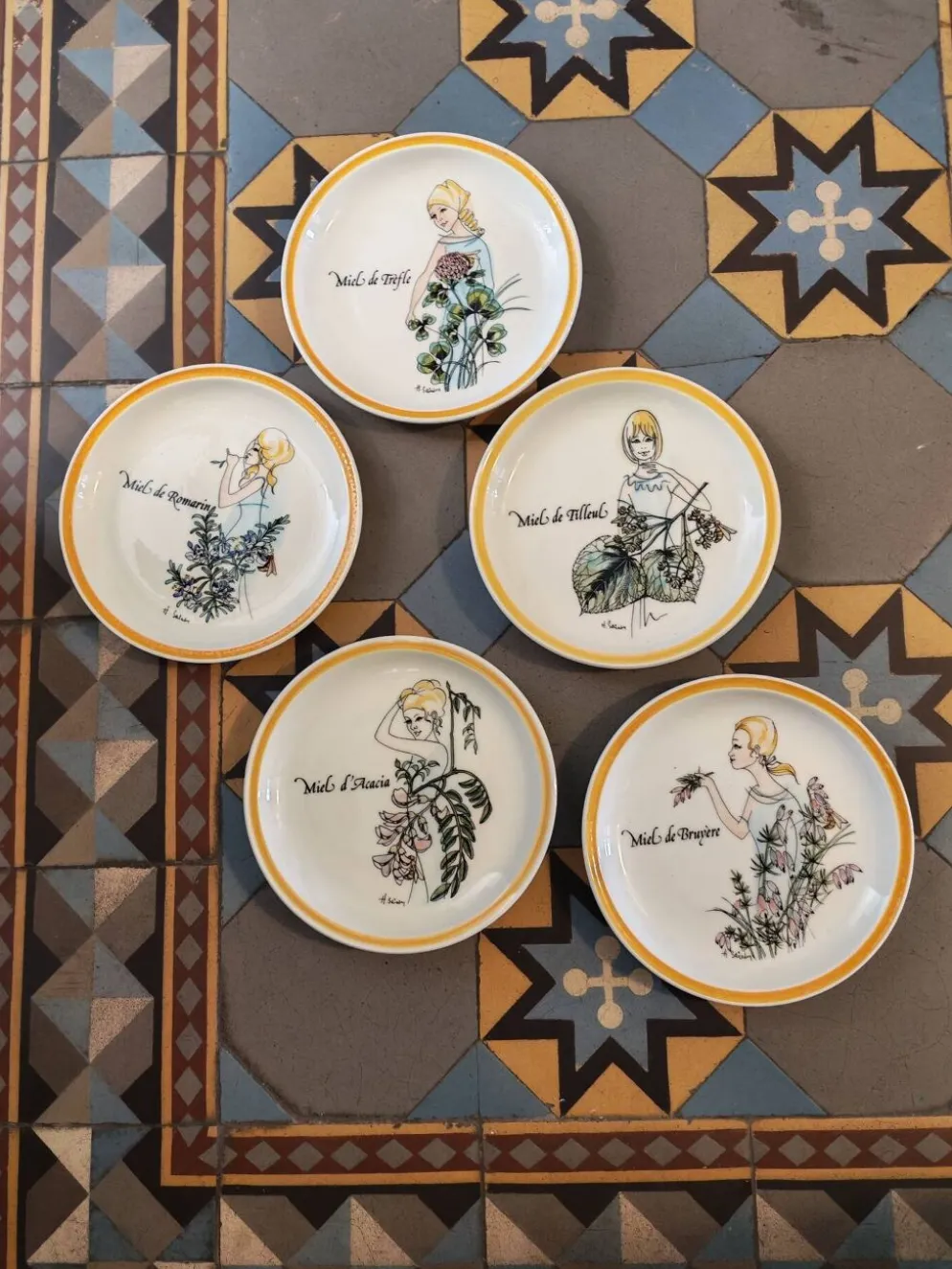 Lot de 5 assiettes décoratives Gien par Hughette Sainson