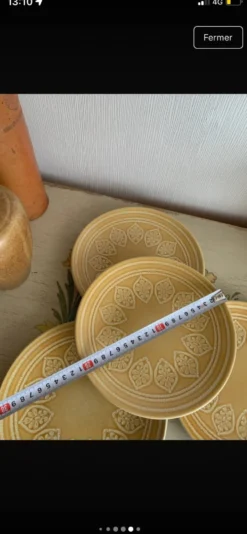 Lot de 4 assiettes à dessert en grès ocre / moutarde à motifs en relie