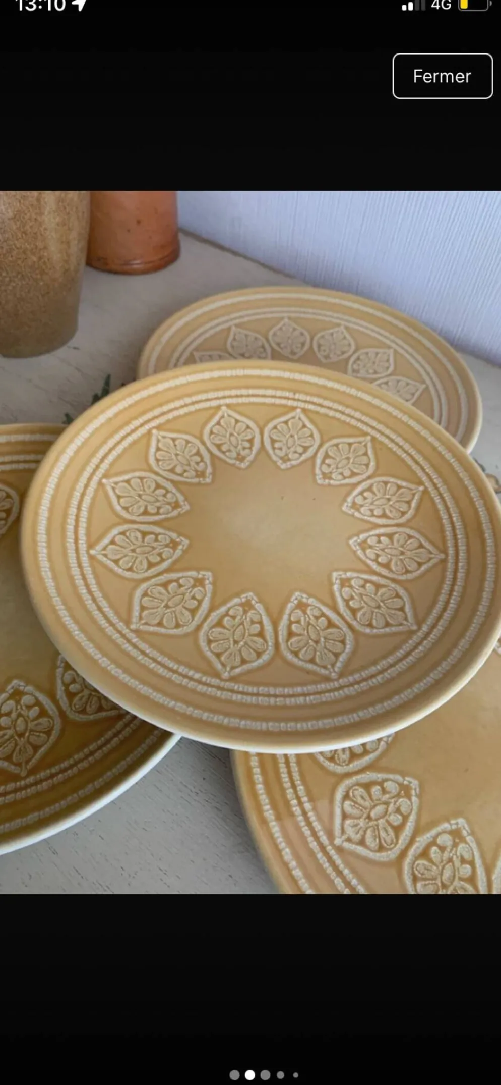 Lot de 4 assiettes à dessert en grès ocre / moutarde à motifs en relie