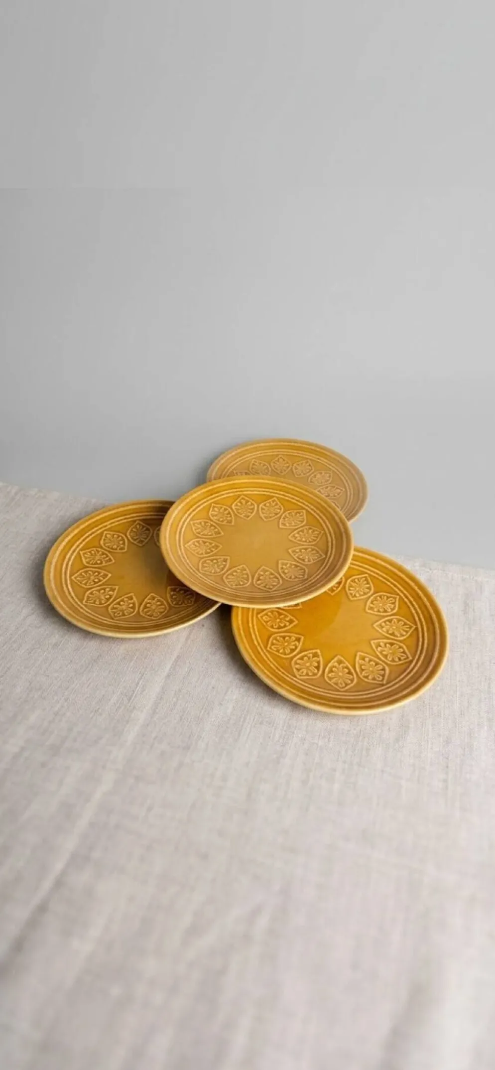 Lot de 4 assiettes à dessert en grès ocre / moutarde à motifs en relie