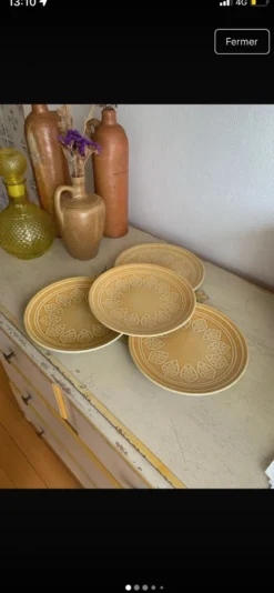 Lot de 4 assiettes à dessert en grès ocre / moutarde à motifs en relie