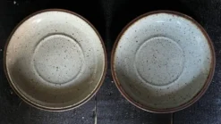 Lot de 2 assiettes à dessert signées Austruy